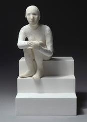 fille boudeuse sur trois marches